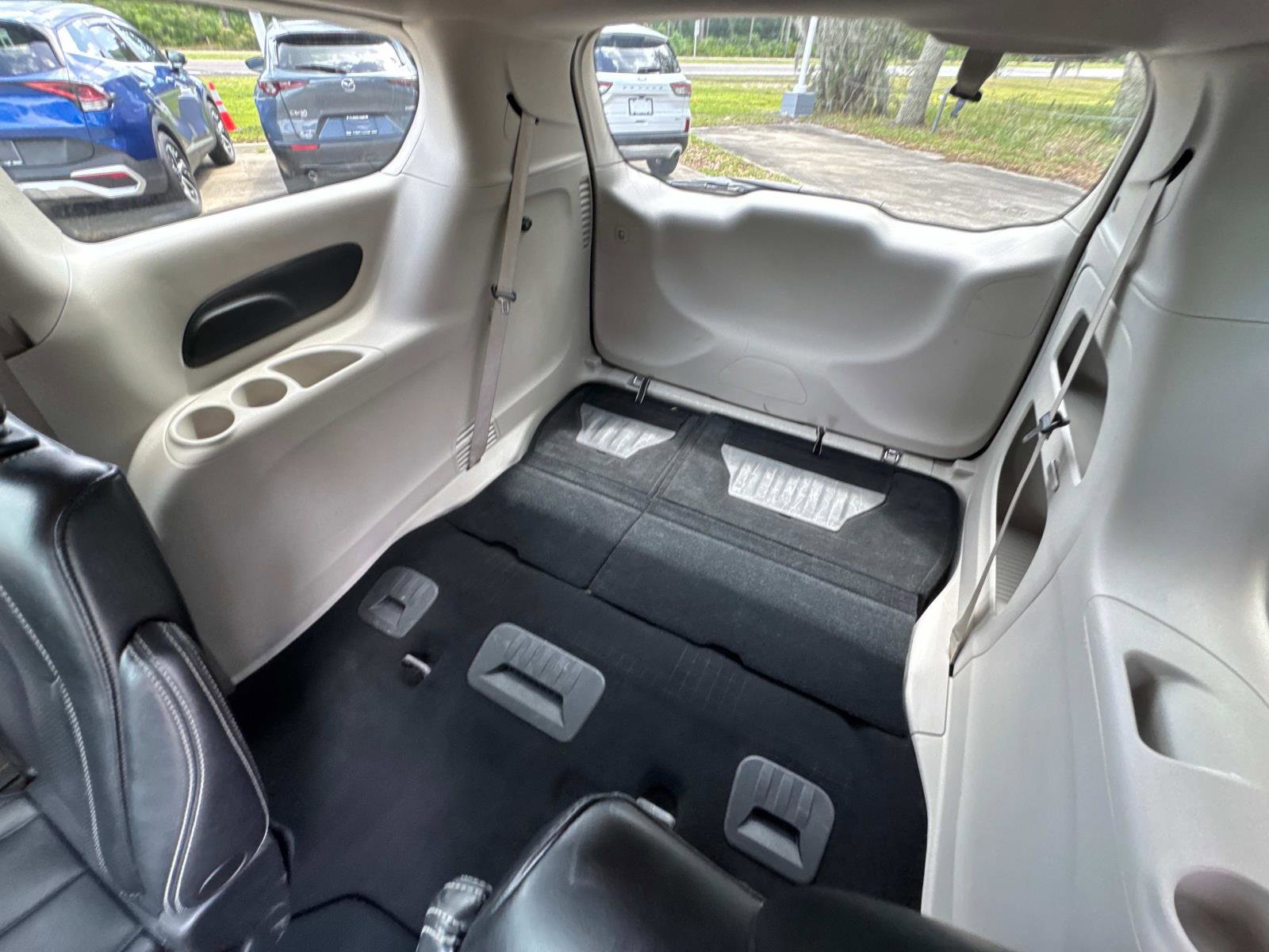 Certified 2023 Chrysler Pacifica Touring-L image 13
