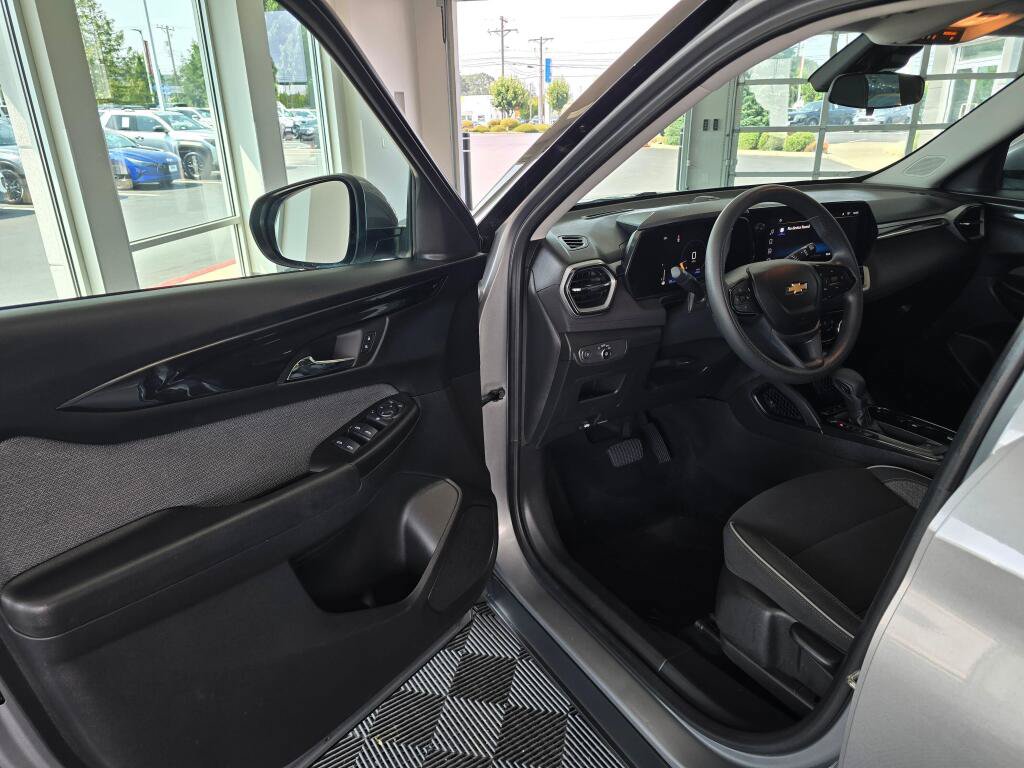 Used 2025 Chevrolet TrailBlazer LT AWD/4WD image 31