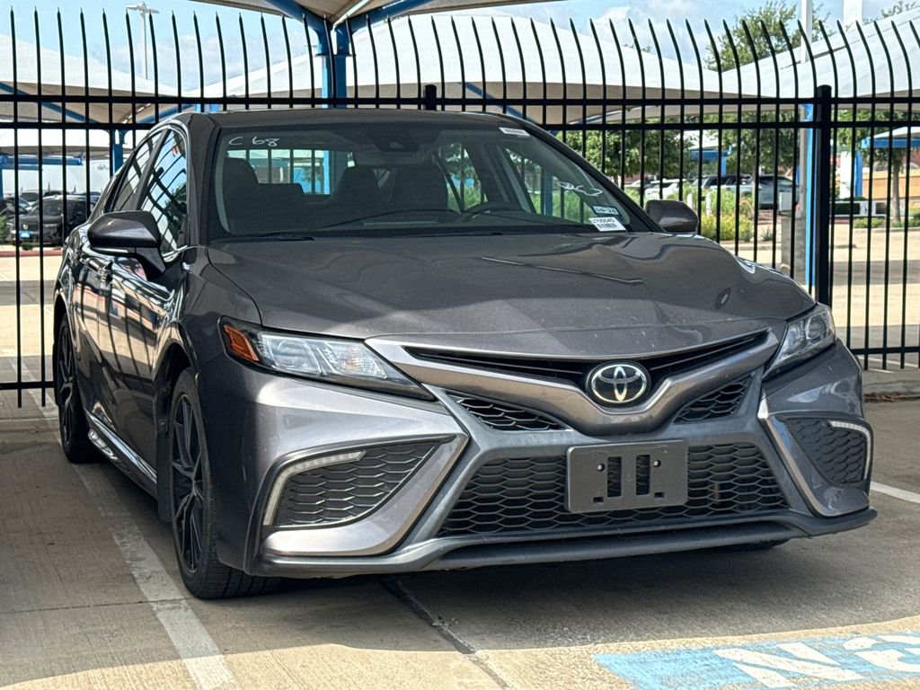 Used 2022 Toyota Camry SE FWD image 3