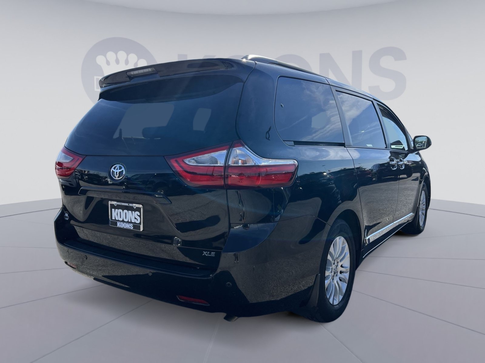 Used 2017 Toyota Sienna XLE w/ XLE Navigation Package FWD image 7