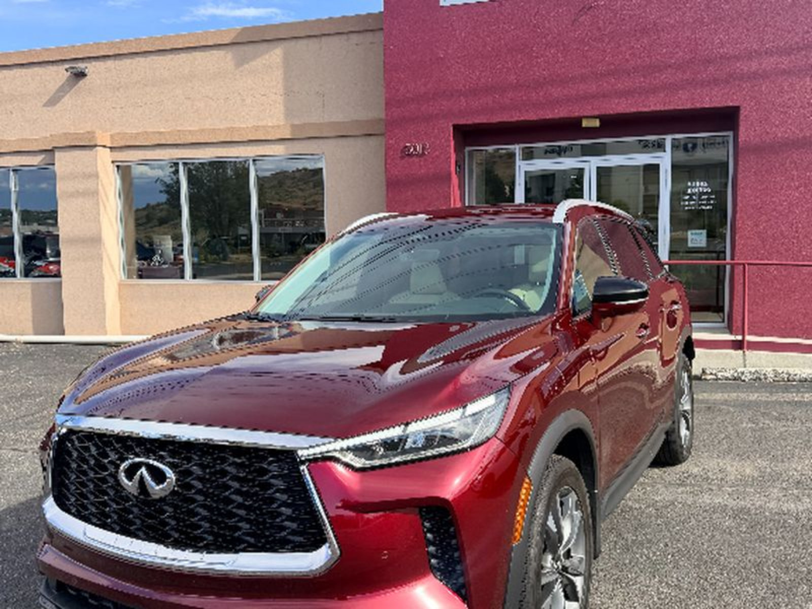 Used 2023 INFINITI QX60 Sensory w/ Vision Package AWD/4WD image 2