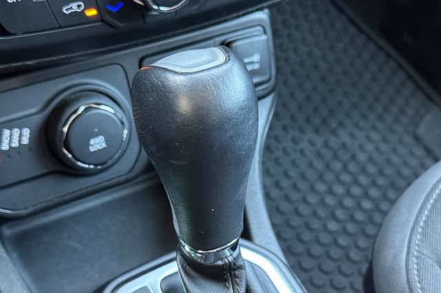Used 2023 Jeep Renegade Latitude AWD/4WD image 34