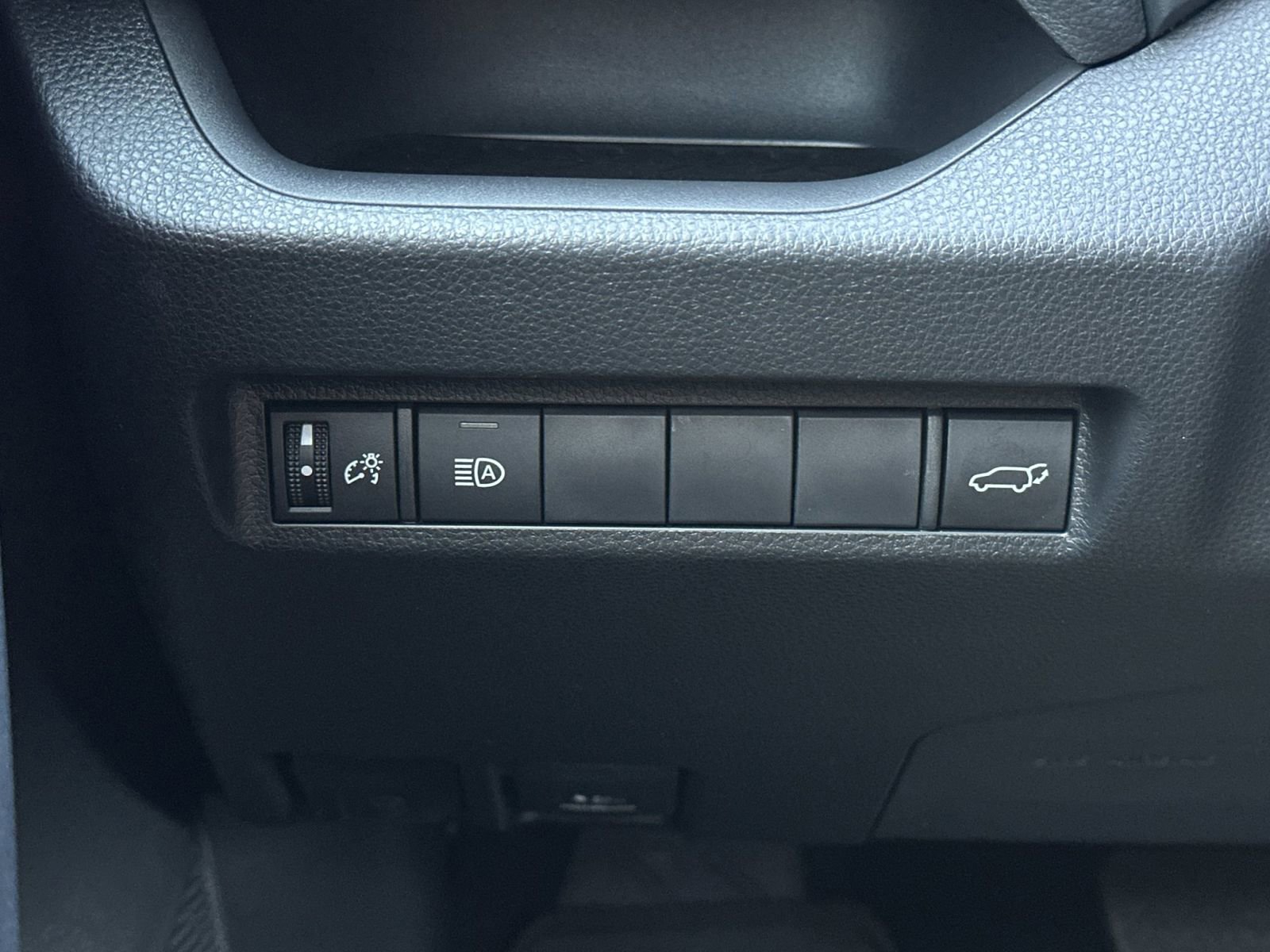 Used 2025 Toyota RAV4 XLE Premium FWD image 30