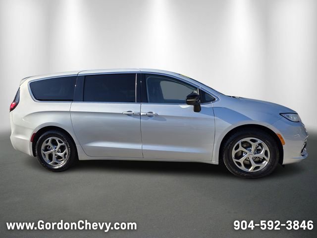 Used 2024 Chrysler Pacifica Limited image 7