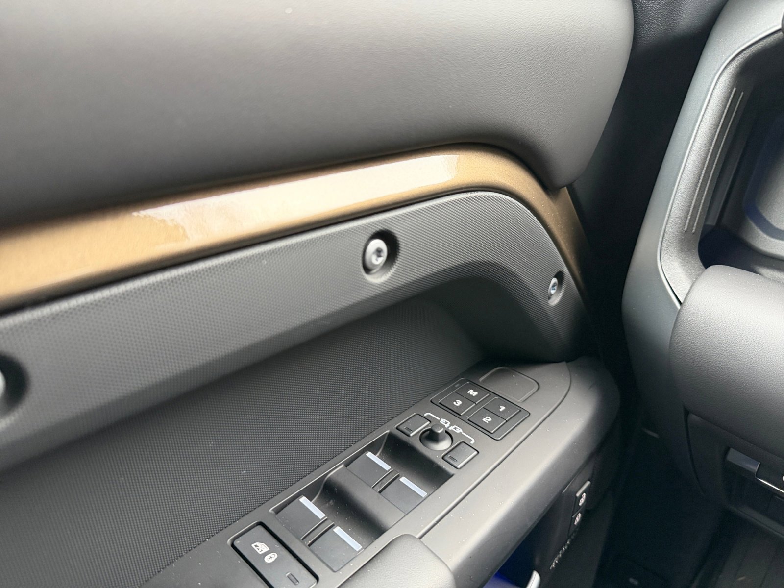 Used 2025 Land Rover Defender 110 X-Dynamic SE image 13