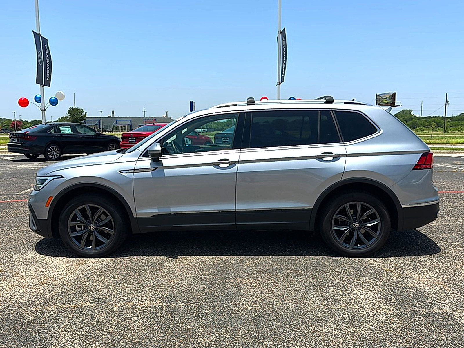 Used 2023 Volkswagen Tiguan SE FWD image 5