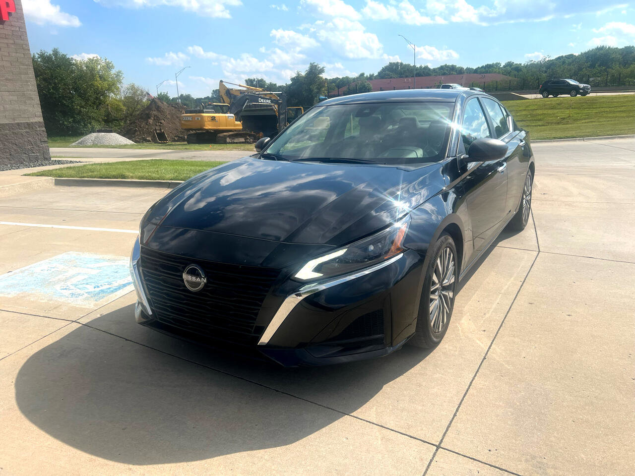 Used 2024 Nissan Altima 2.5 SV image 2