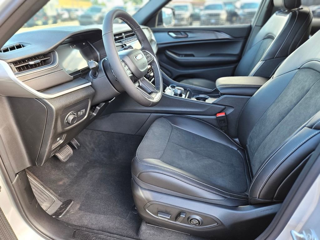 New 2025 Jeep Grand Cherokee Altitude image 18