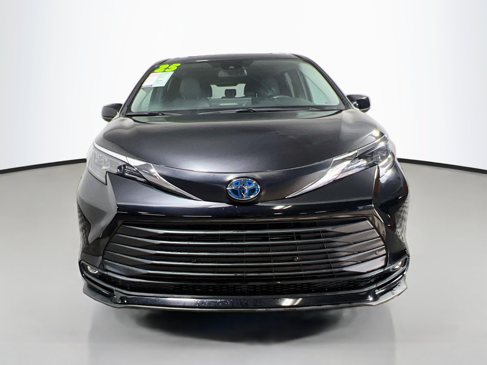 Used 2025 Toyota Sienna XLE FWD image 11