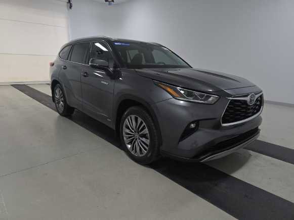 Used 2023 Toyota Crown Limited image 3