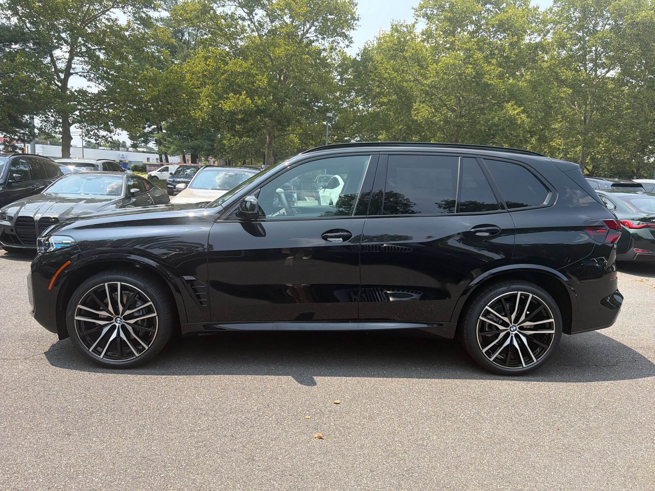 New 2026 BMW X5 xDrive40i w/ M Sport Package AWD/4WD image 2