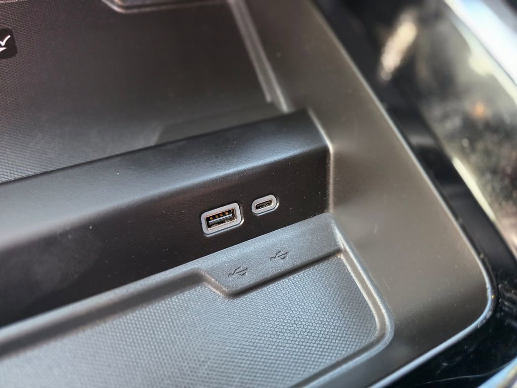 Used 2025 Chevrolet Suburban Premier image 32