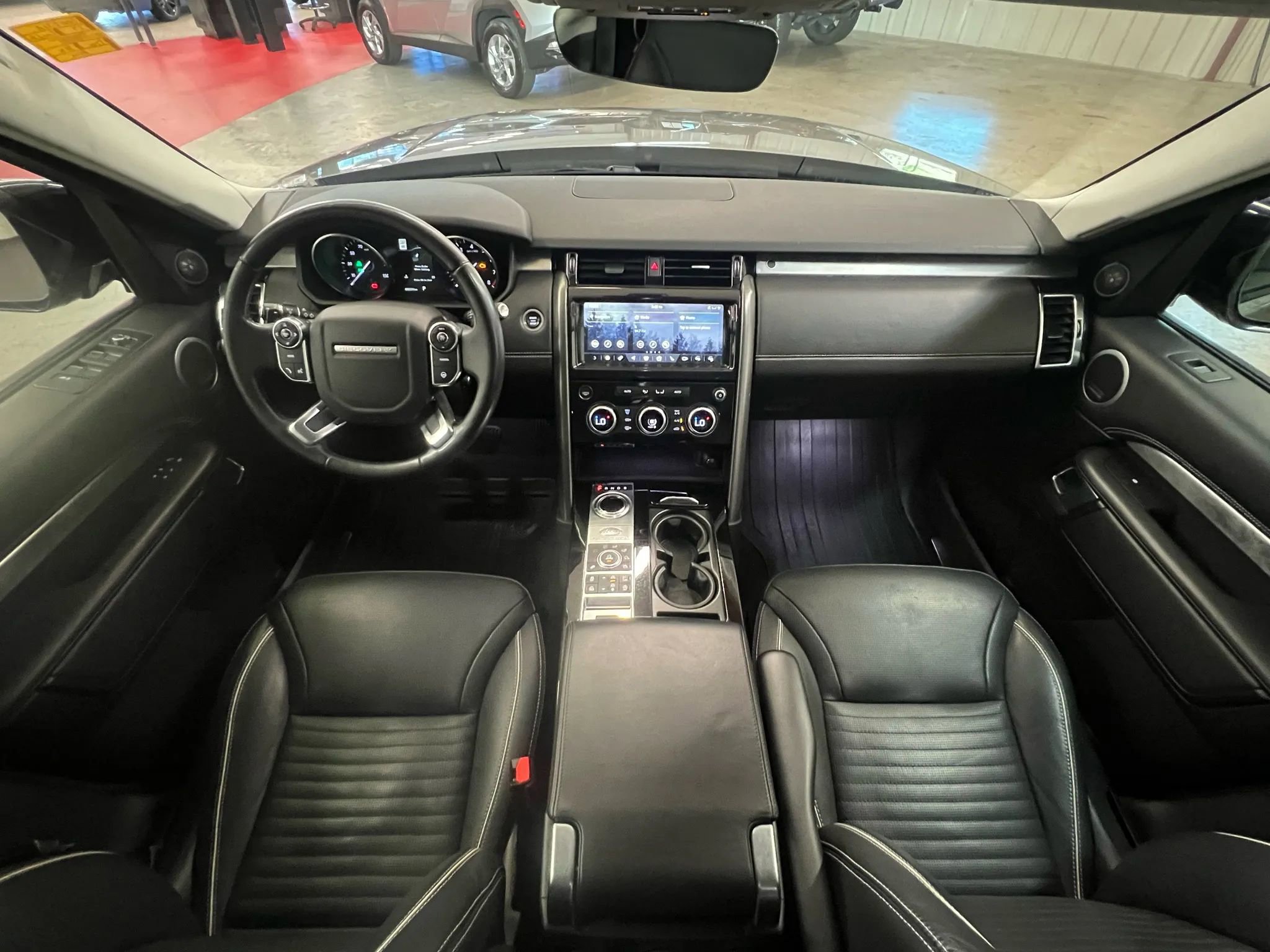 Used 2017 Land Rover Discovery First Edition image 4