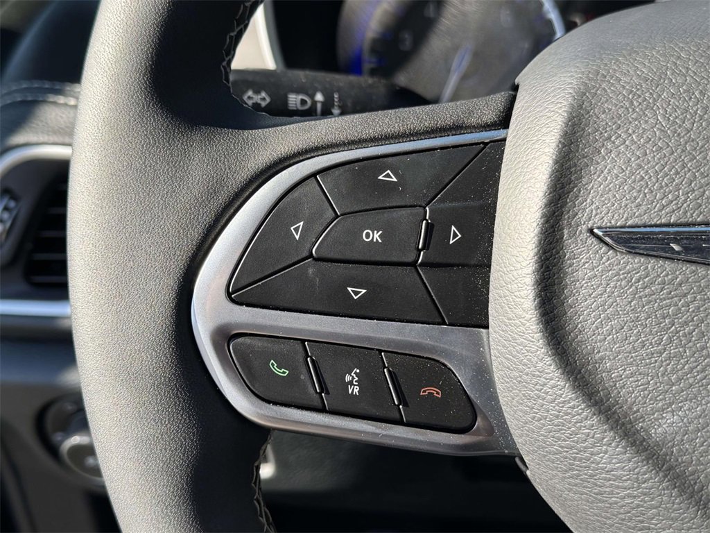 Used 2025 Chrysler Pacifica Select image 22