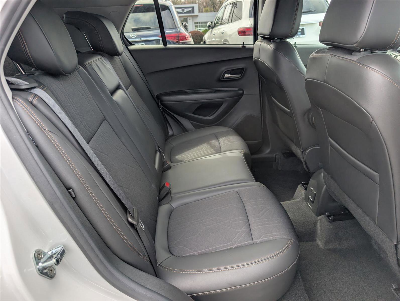 Used 2022 Chevrolet Trax LT w/ LT Convenience Package image 12