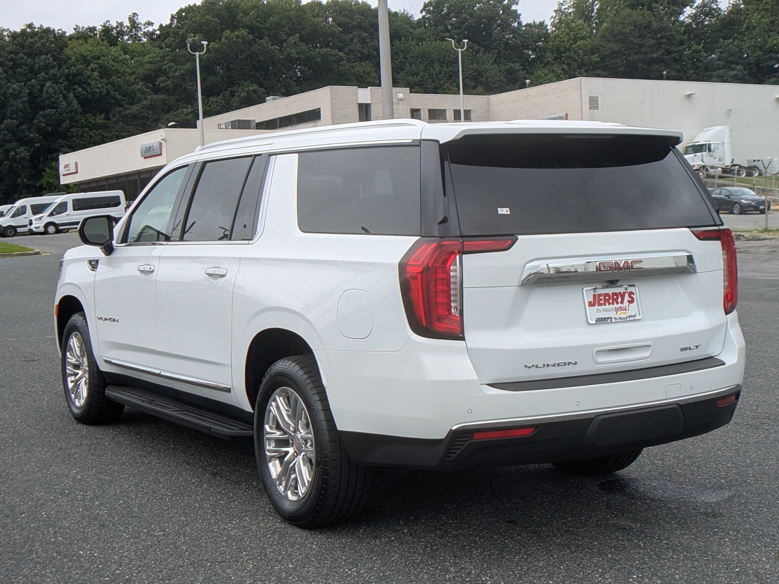 Used 2024 GMC Yukon XL SLT AWD/4WD image 6