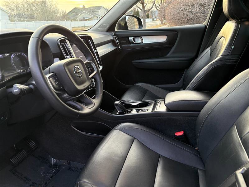 Used 2021 Volvo XC40 T5 Momentum w/ Premium Package image 9