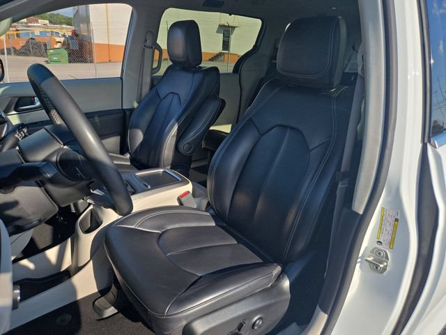 Used 2023 Chrysler Pacifica Touring-L FWD image 11
