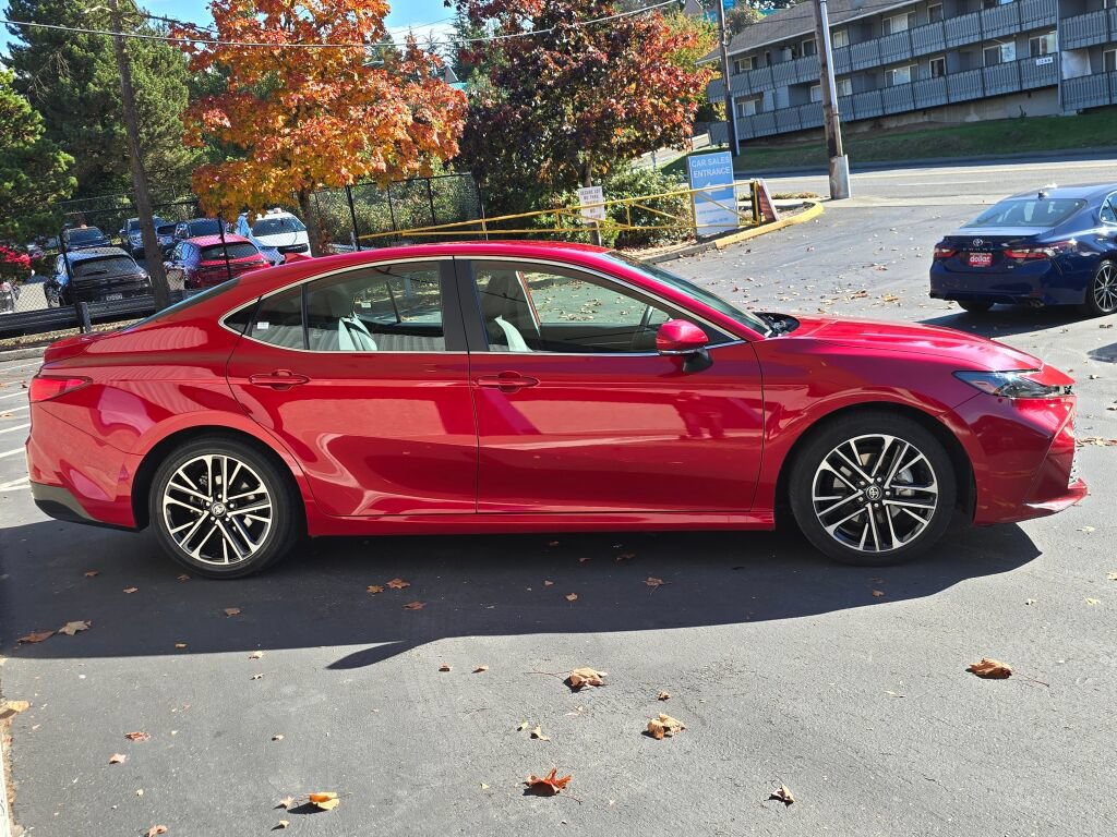 Used 2025 Toyota Camry XLE FWD image 4
