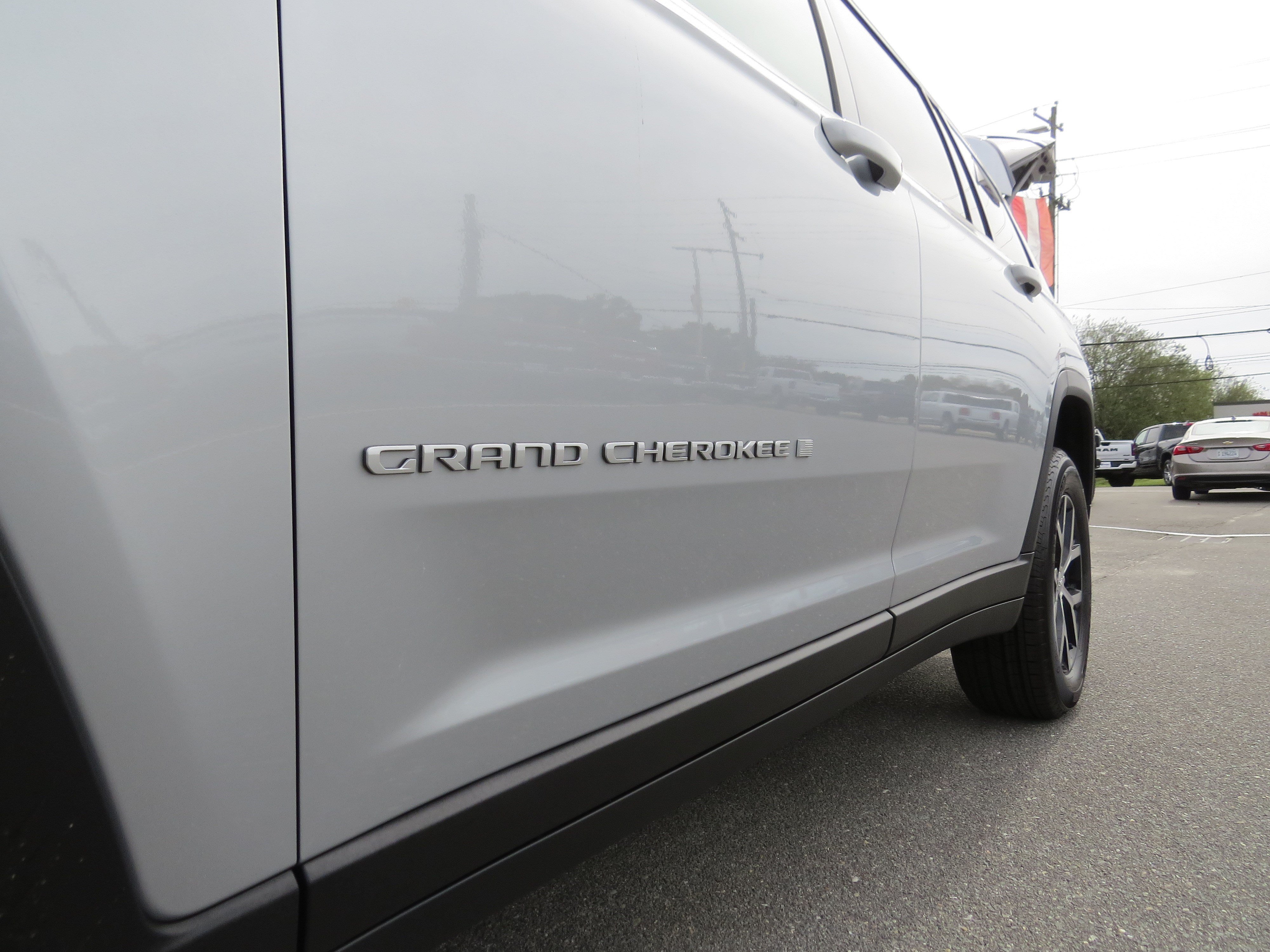 New 2025 Jeep Grand Cherokee L Limited w/ Luxury Tech Group II AWD/4WD image 14