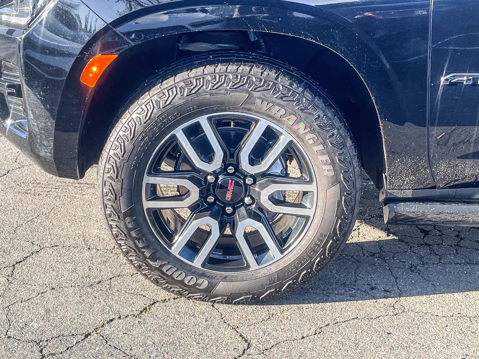 Used 2023 GMC Yukon XL AT4 w/ AT4 Premium Plus Package image 9