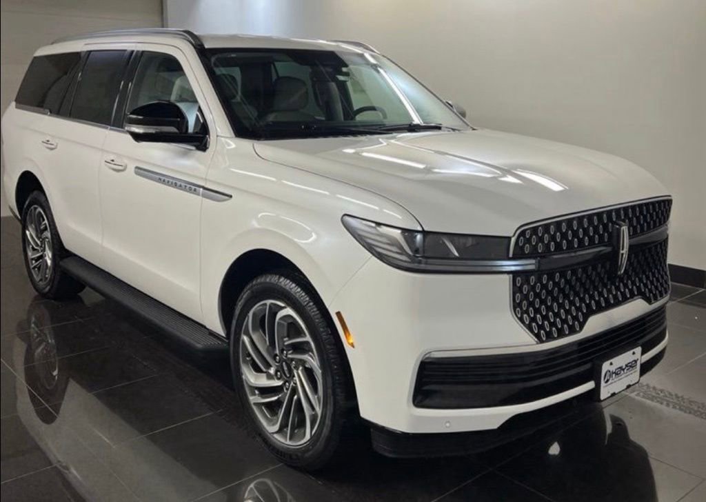 New 2026 Lincoln Navigator Premiere AWD/4WD image 1