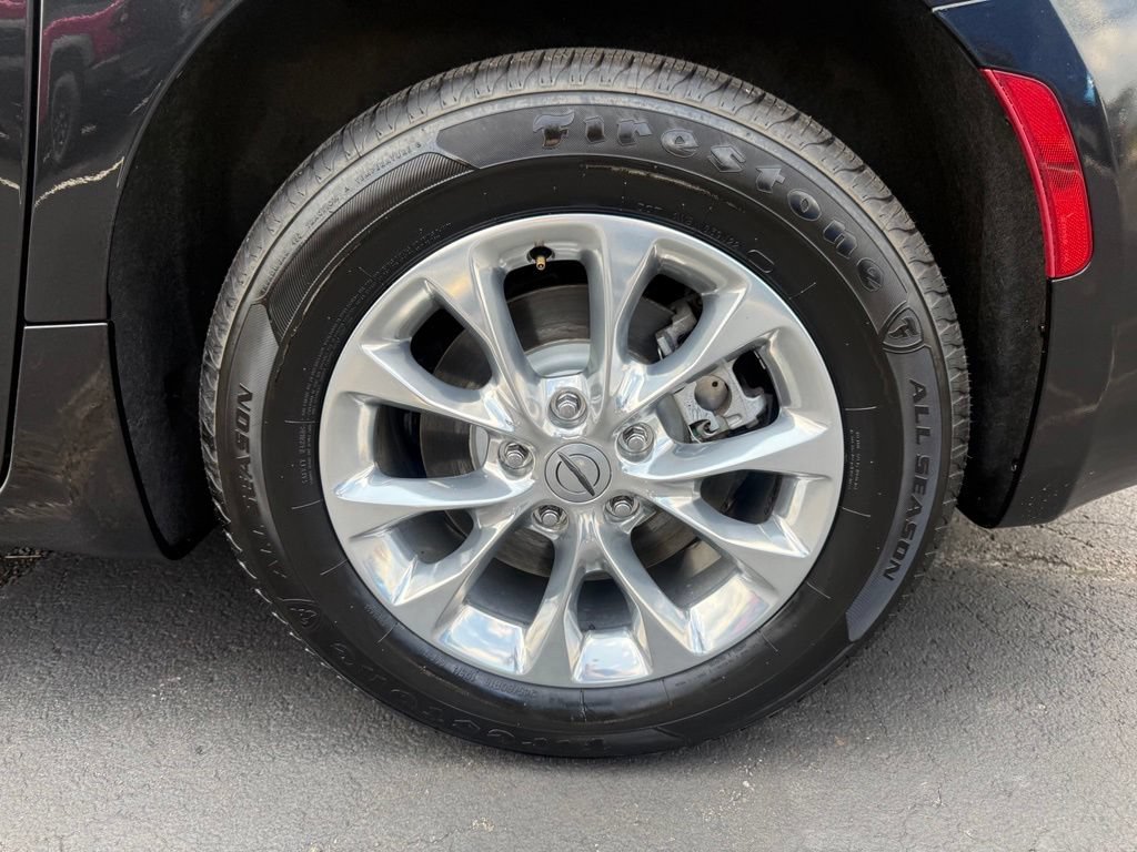 Used 2022 Chrysler Pacifica Touring-L AWD/4WD image 32