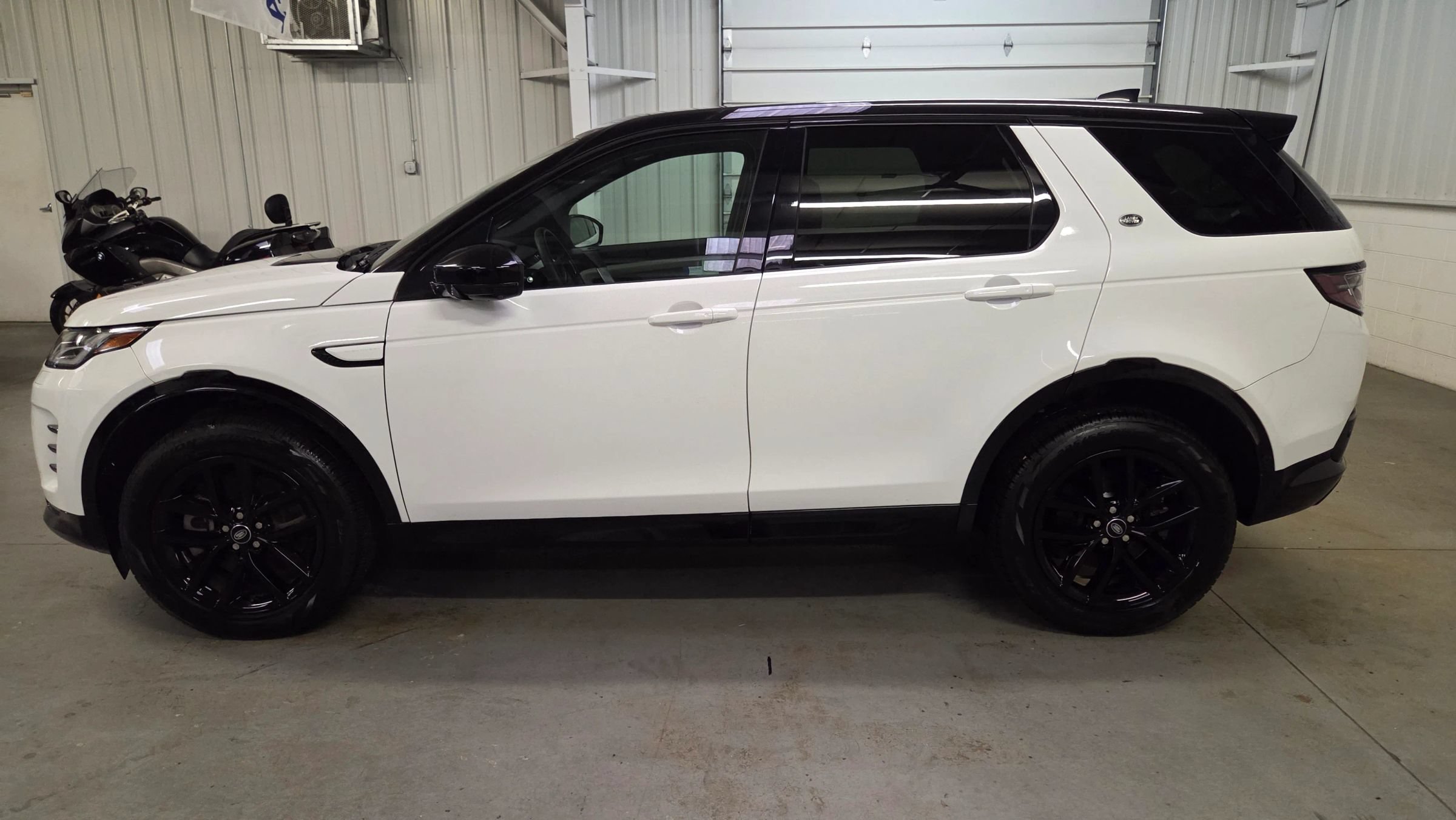 Used 2024 Land Rover Discovery Sport Dynamic SE AWD/4WD image 3