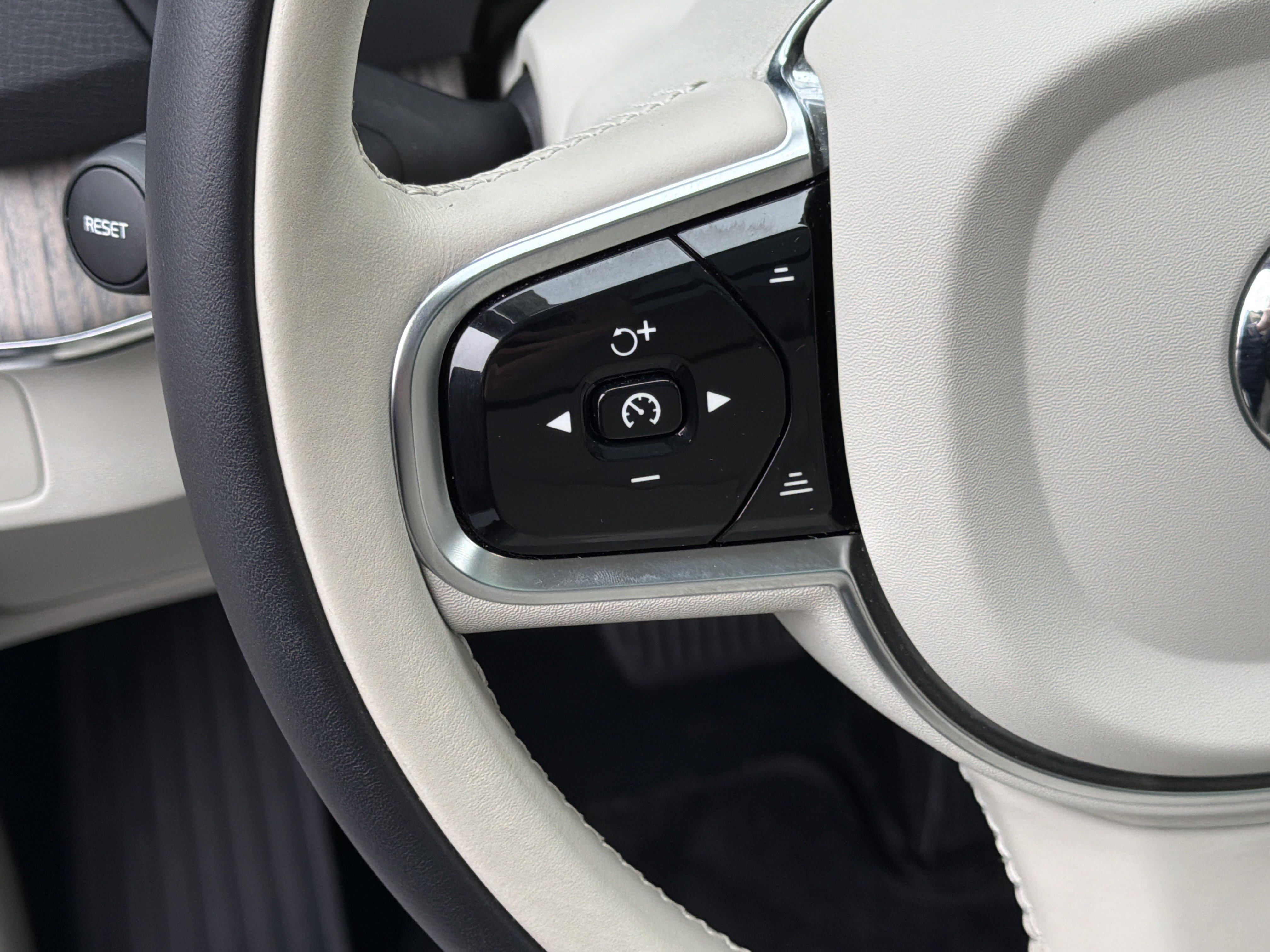 Certified 2024 Volvo XC90 T8 Plus w/ Protection Package Premier image 19