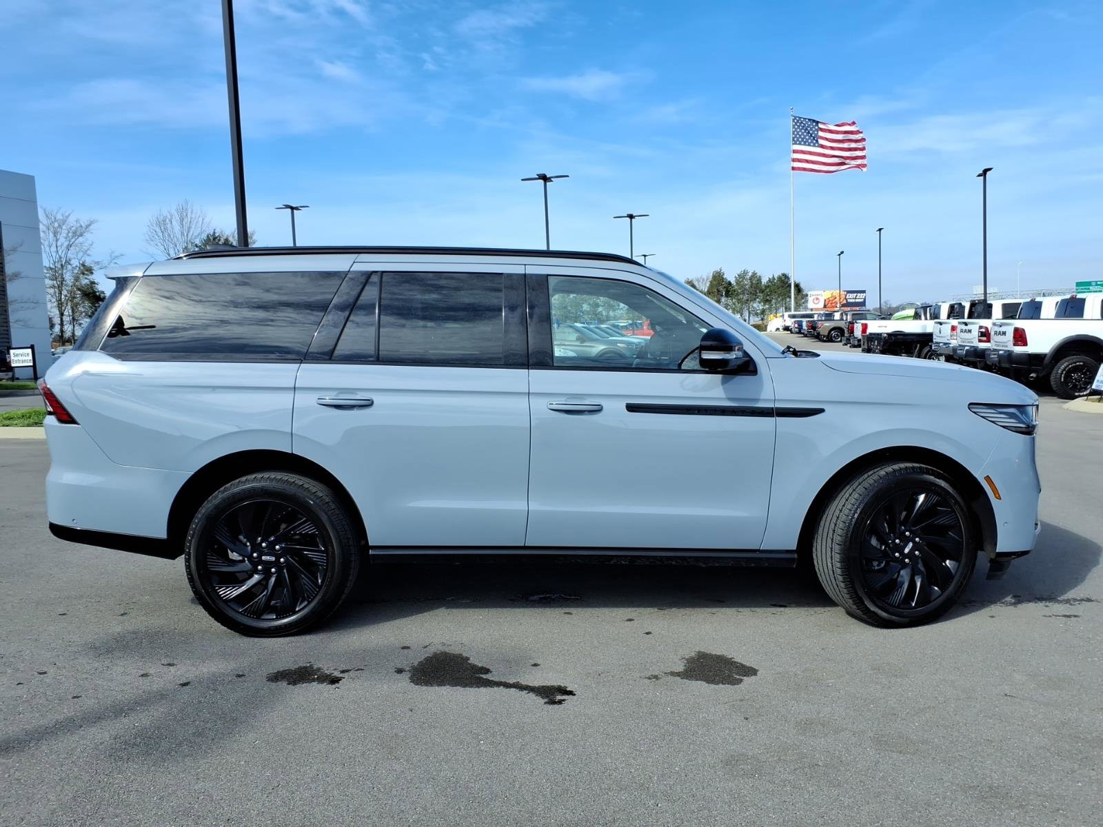 Used 2025 Lincoln Navigator Reserve w/ Jet Appearance Package image 2