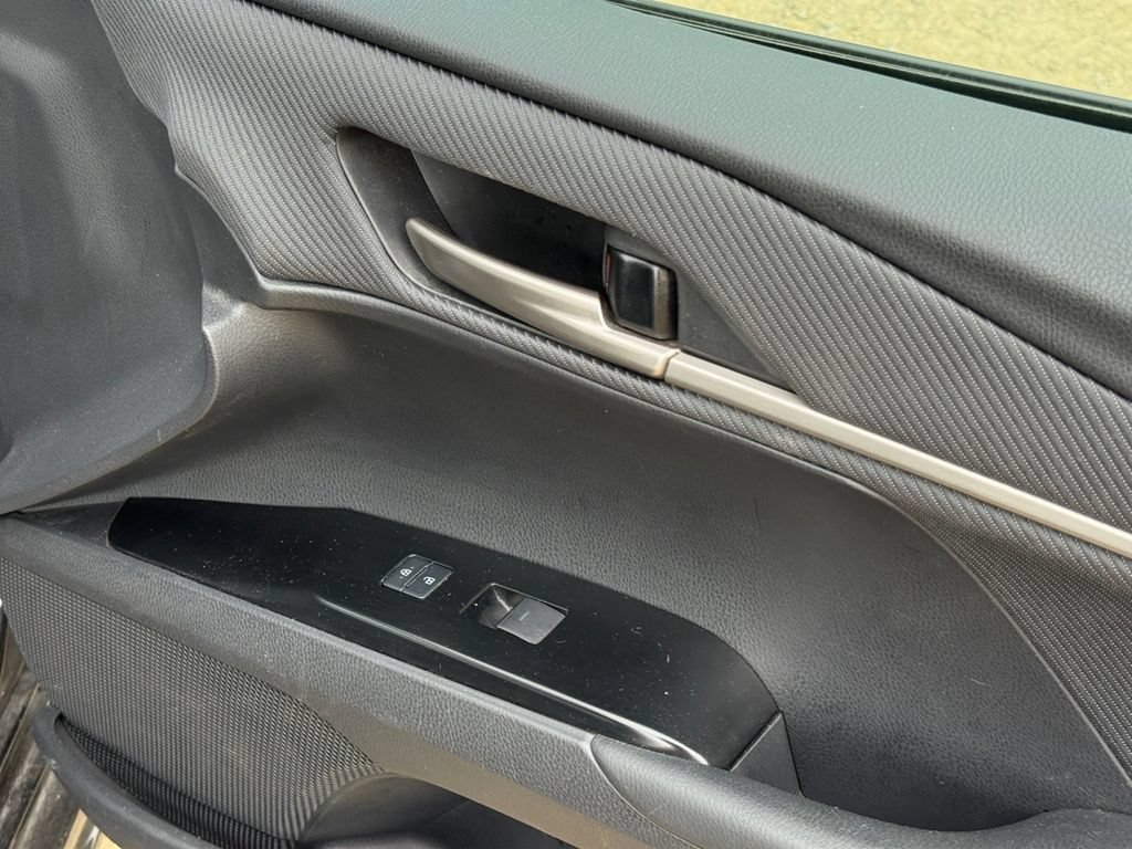 Used 2025 Toyota Camry SE FWD image 38