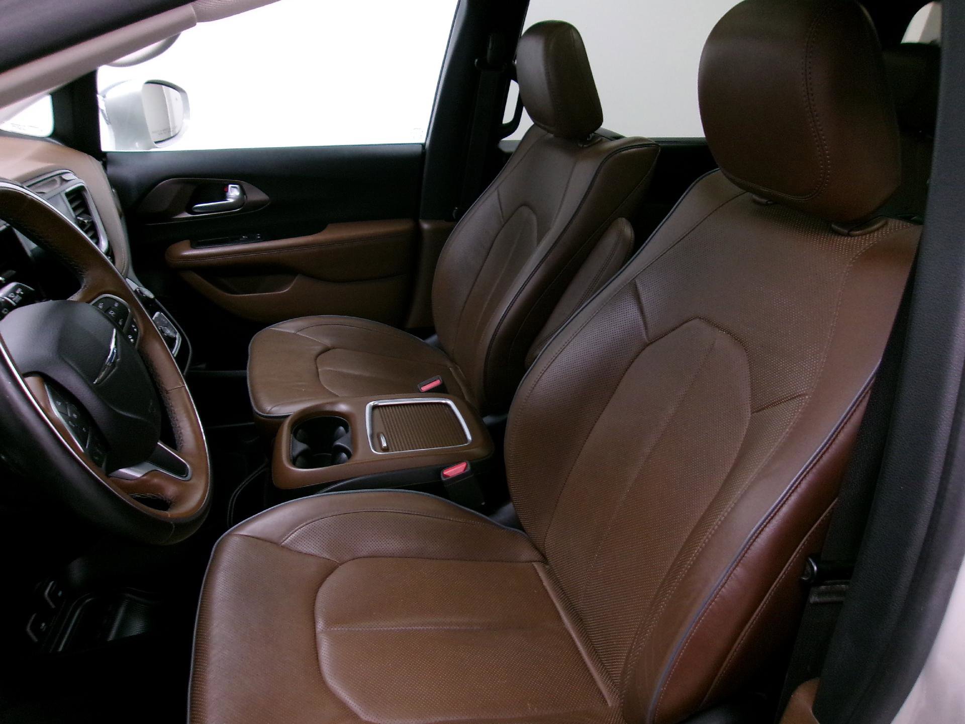 Used 2017 Chrysler Pacifica Limited image 9