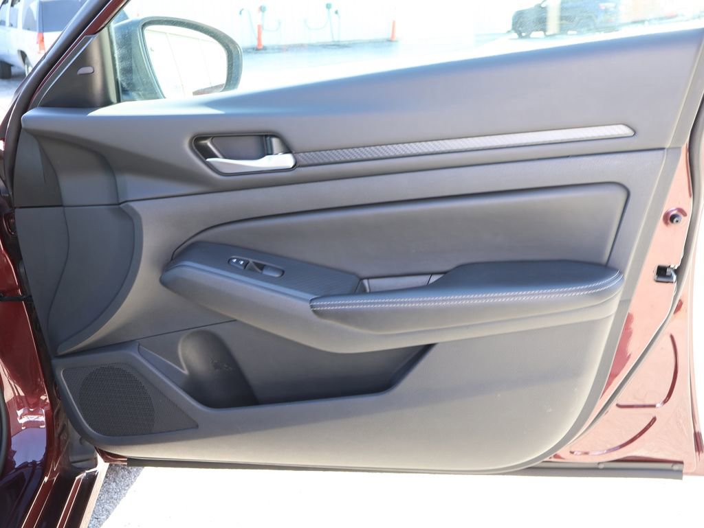 Used 2025 Nissan Altima 2.5 SV FWD image 8