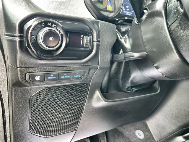 Used 2025 Jeep Wrangler Unlimited Sahara image 18