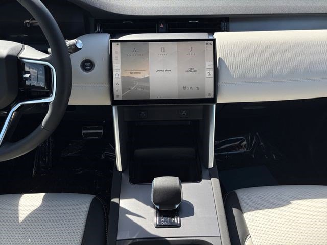 New 2026 Land Rover Discovery Sport Landmark image 17