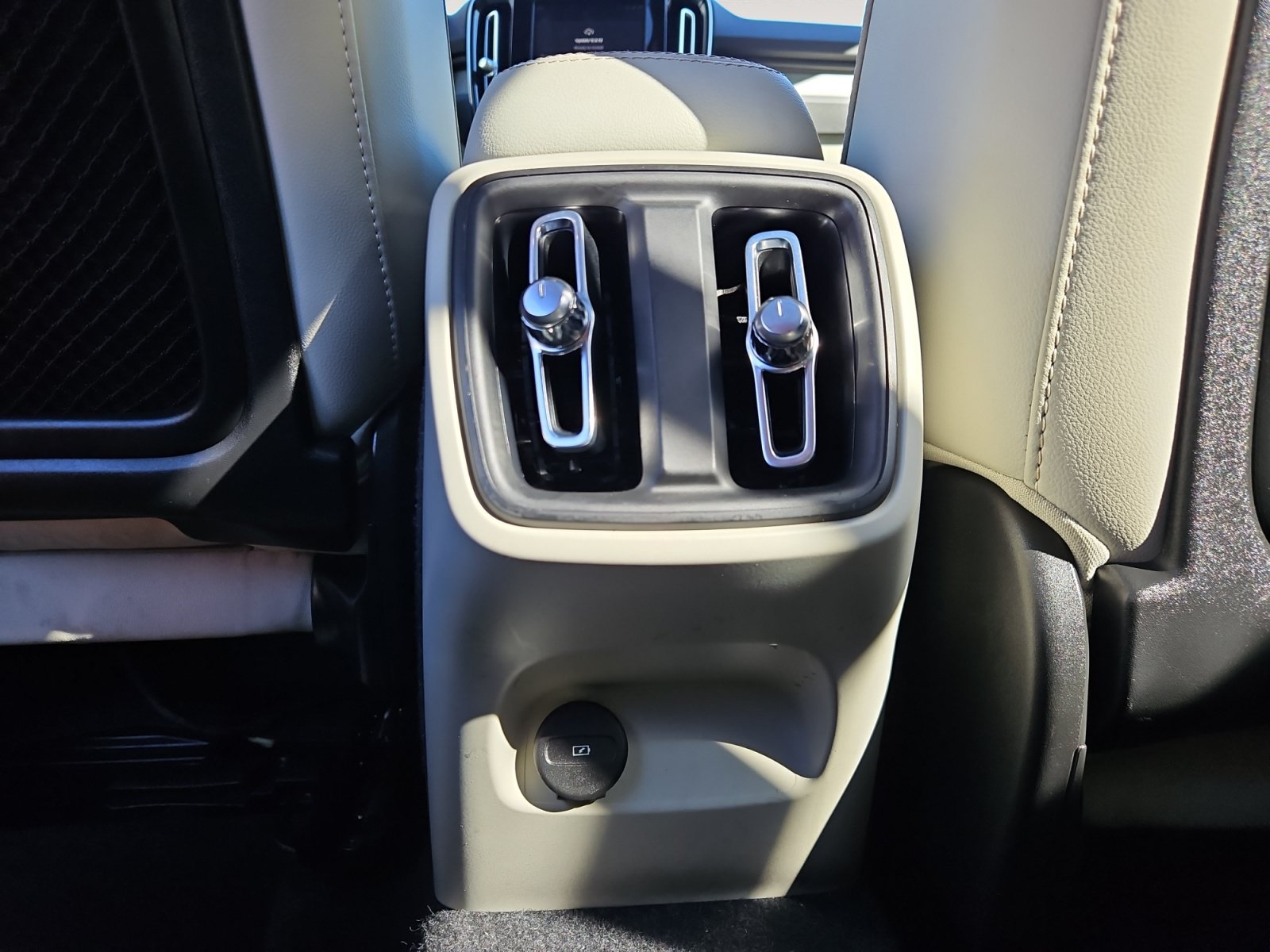 Used 2023 Volvo XC40 B4 Ultimate FWD image 13