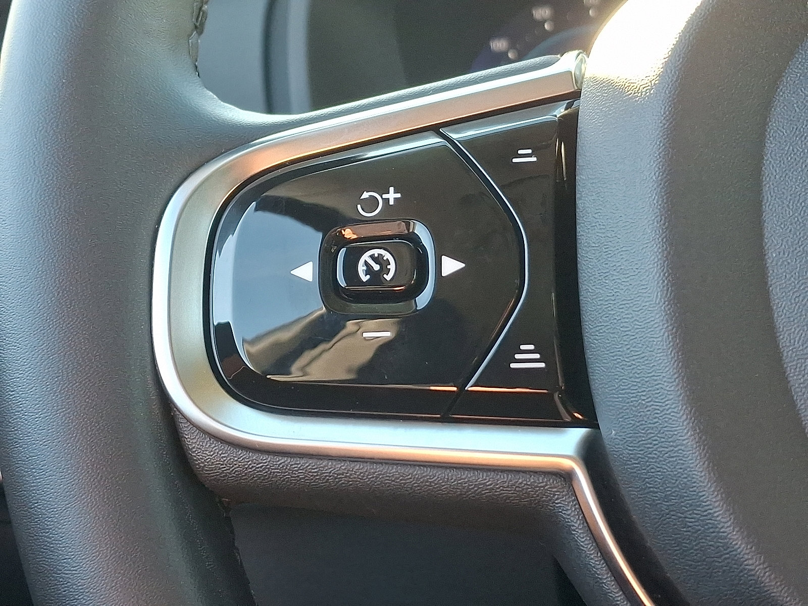 Used 2024 Volvo XC90 B6 Plus w/ Protection Package Premier image 22