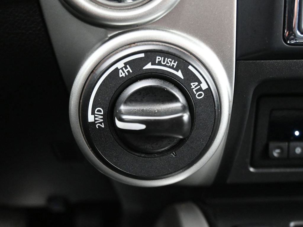 Used 2021 Nissan Titan SV w/ SV Convenience Package image 26