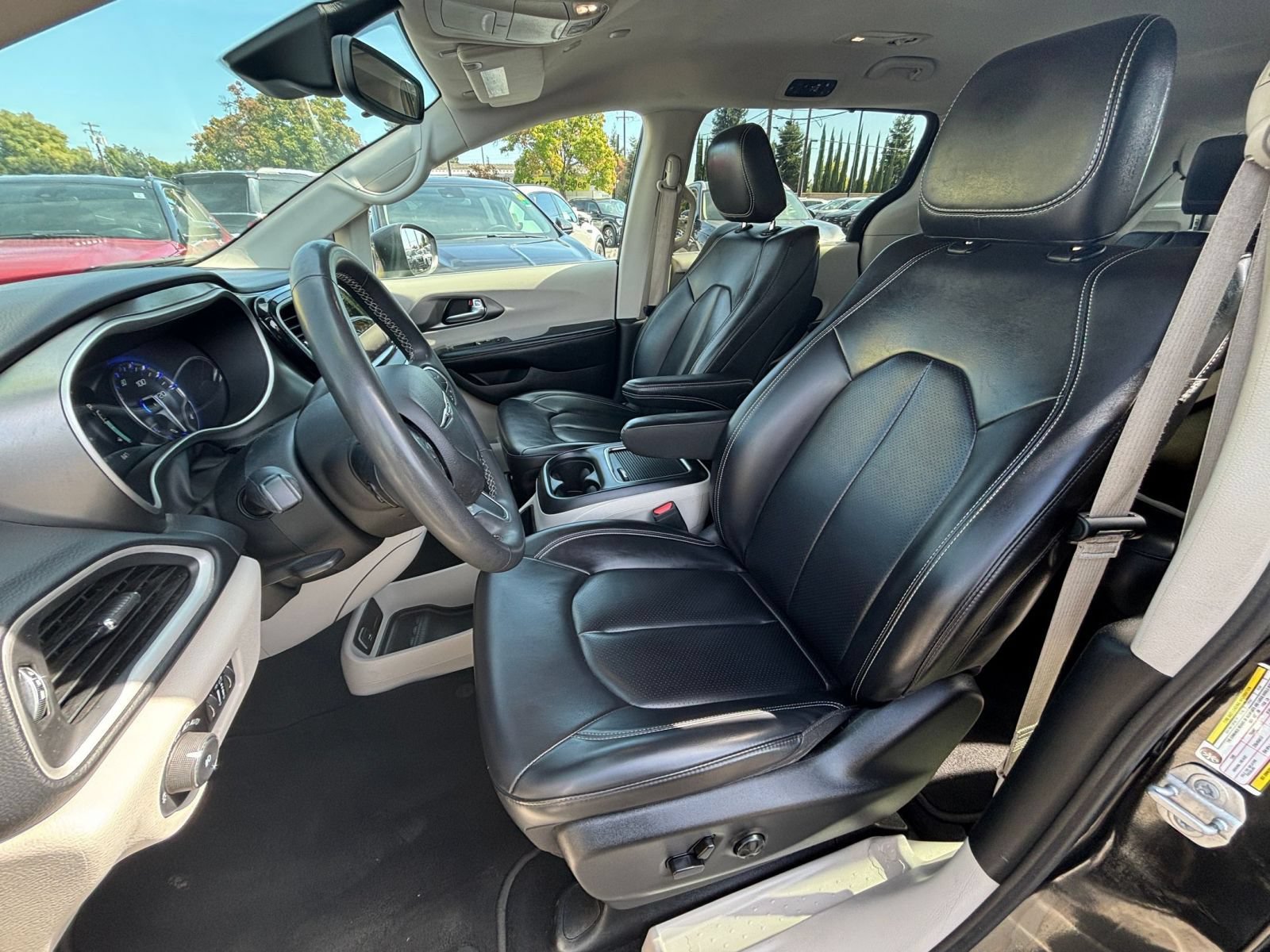 Used 2023 Chrysler Pacifica Touring-L FWD image 38