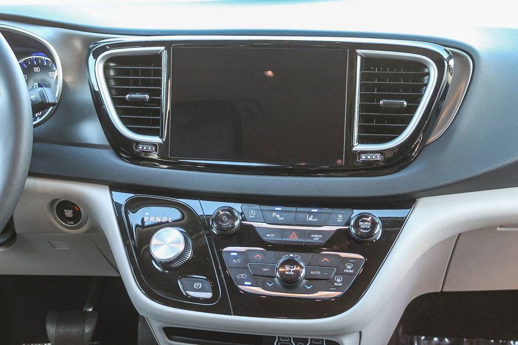 Used 2024 Chrysler Pacifica Touring-L image 17