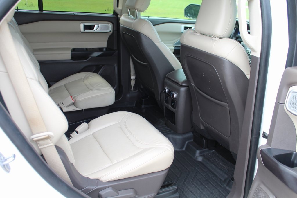 Used 2020 Ford Explorer Platinum w/ Premium Technology Package image 18