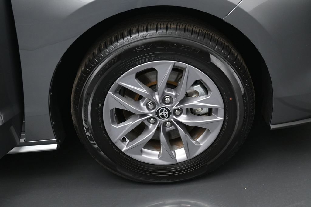 Used 2026 Toyota Sienna LE FWD image 38