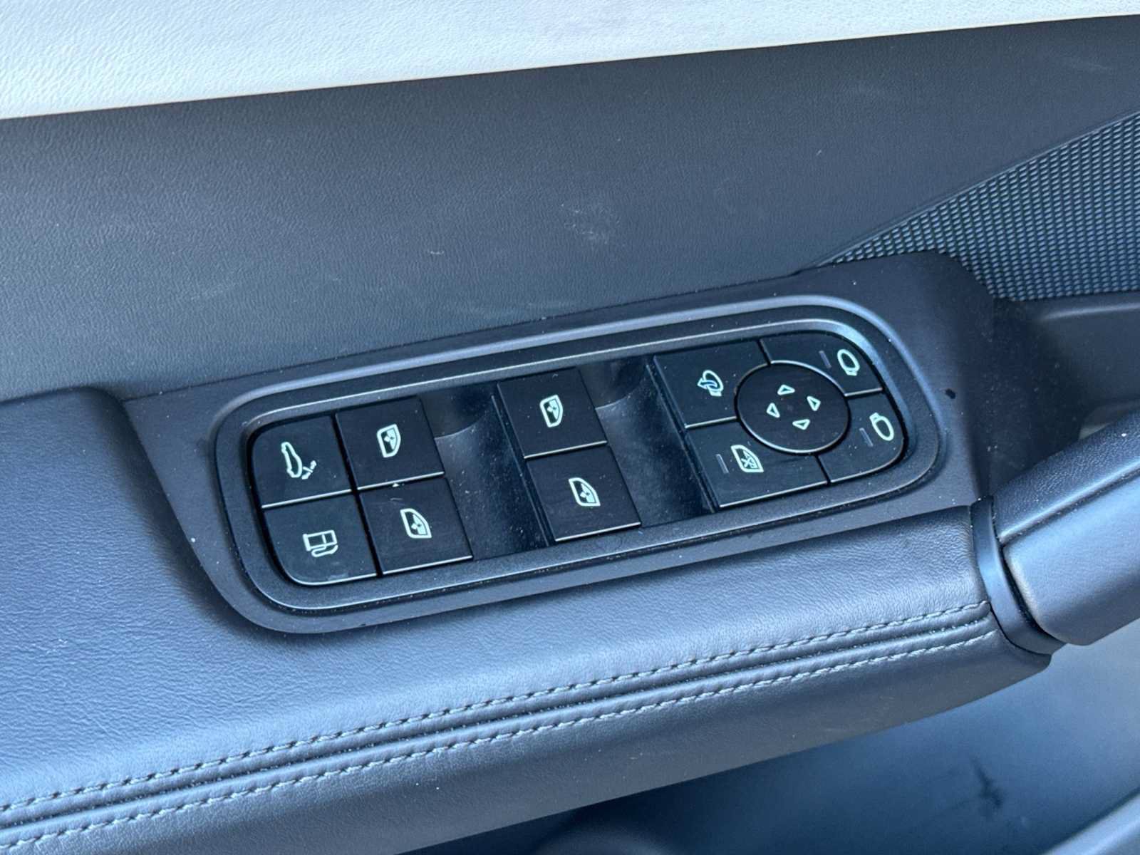 Certified 2025 Porsche Cayenne S AWD/4WD image 13