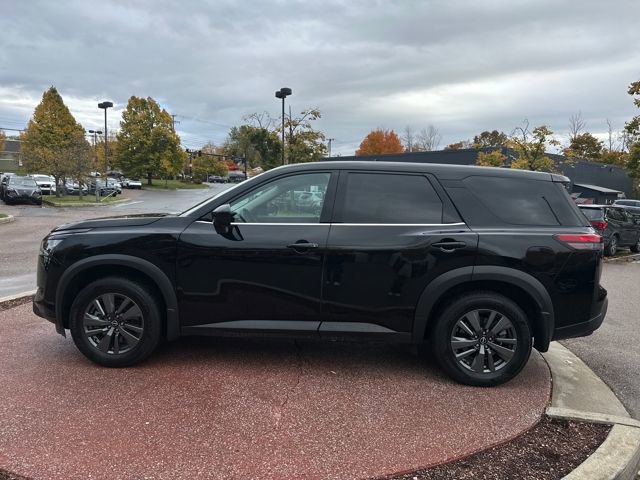 Used 2024 Nissan Pathfinder S image 2