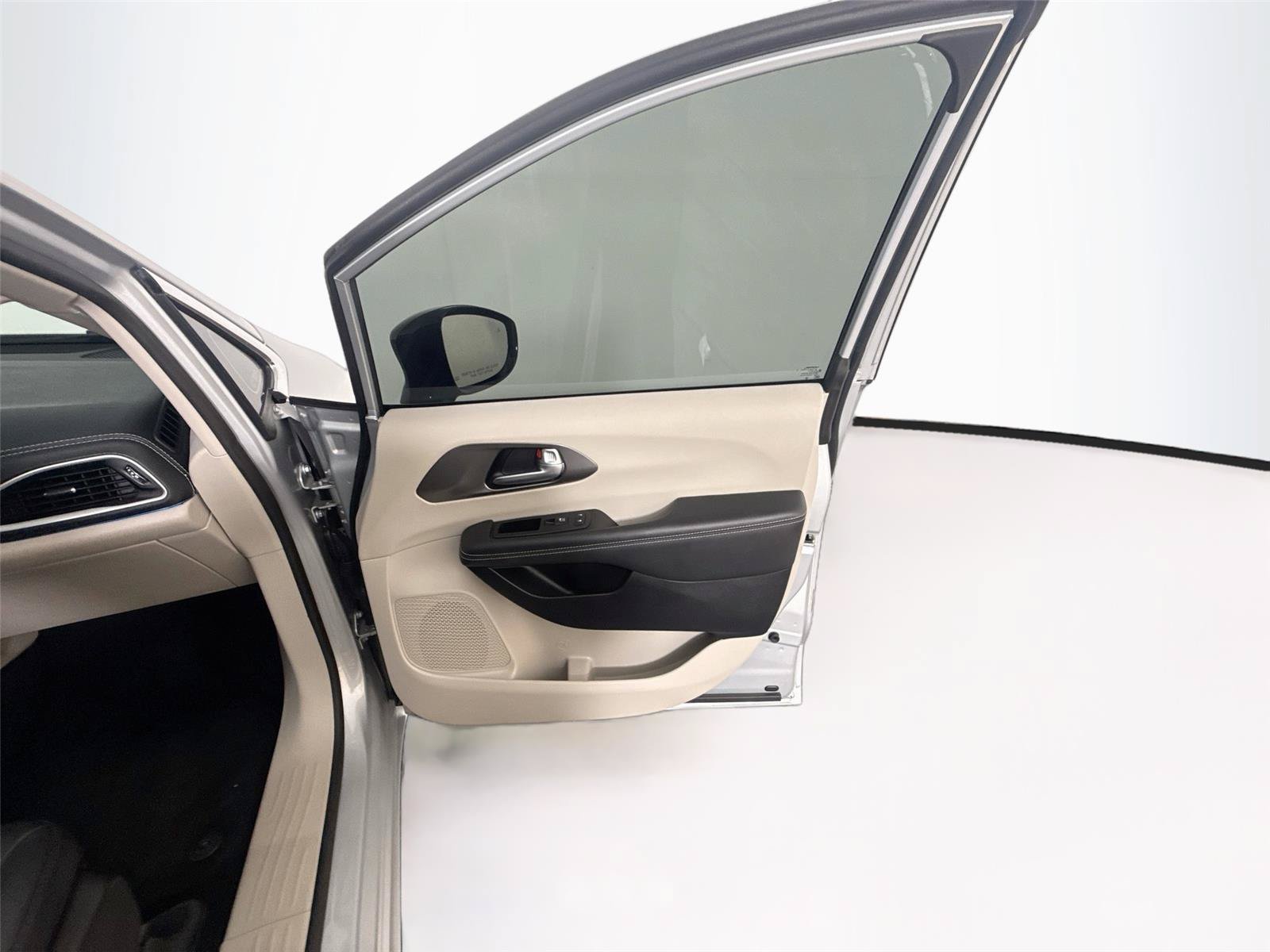 Used 2024 Chrysler Pacifica Limited FWD image 16