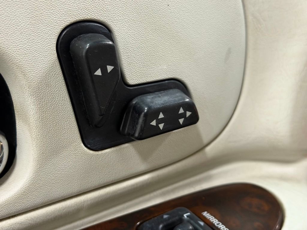 Used 2000 Lincoln Town Car Executive RWD image 25