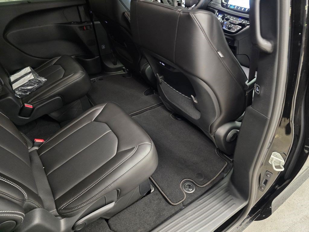 New 2027 Chrysler Pacifica Select FWD image 30