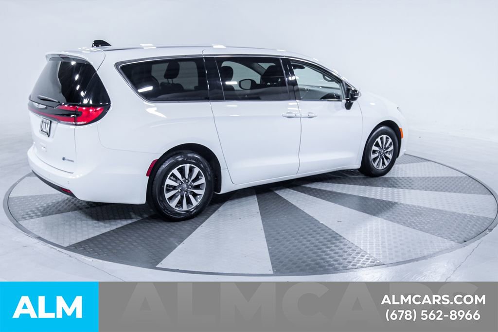Used 2024 Chrysler Pacifica Select image 10