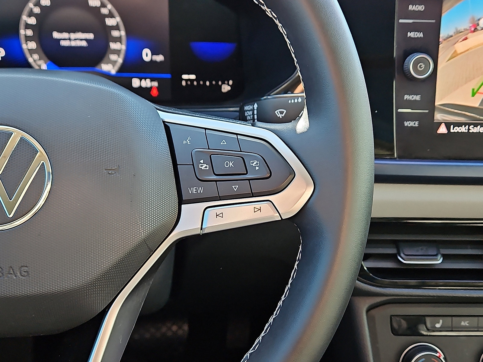 Certified 2022 Volkswagen Taos SE w/ Panoramic Sunroof Package image 17