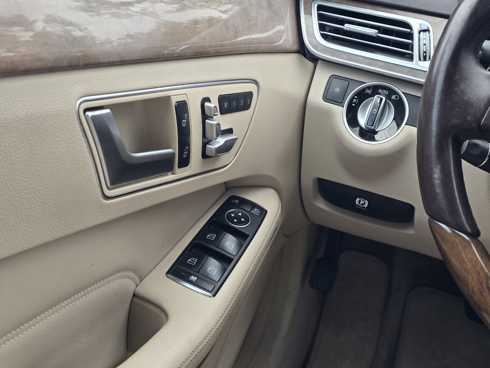 Used 2014 Mercedes-Benz E 250 BlueTEC 4MATIC Sedan image 12